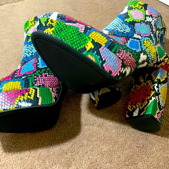 BLUE & GREEN SNAKE SORBET PLATFORM BOOTS- SIZE 9 - Picture 6 of 6